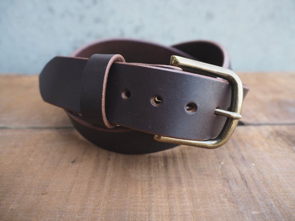 waxy brown 1.5 inch belt with rounded brass buckle