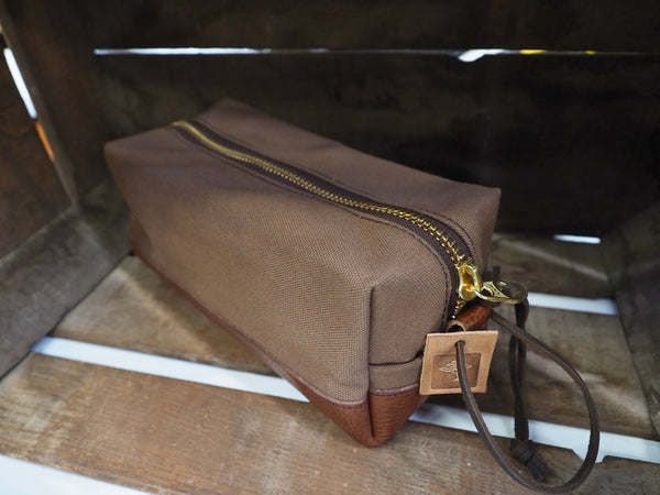 Dry Wax Canvas Dopp Kit in Tobacco