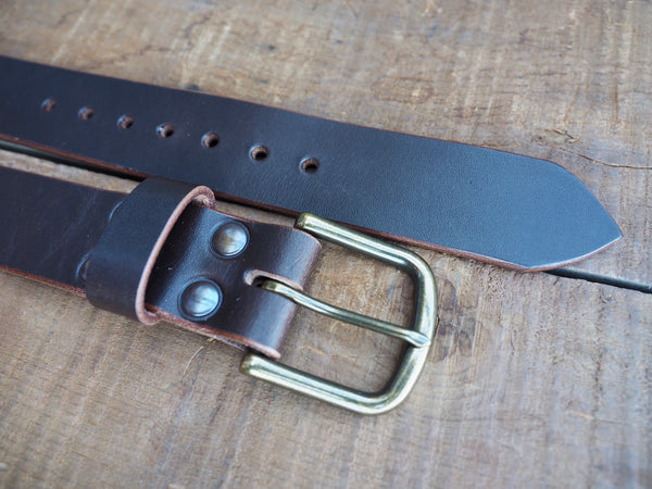 1.5 inch brown leather belt with 7 adjustment holes and rounded brass buckle