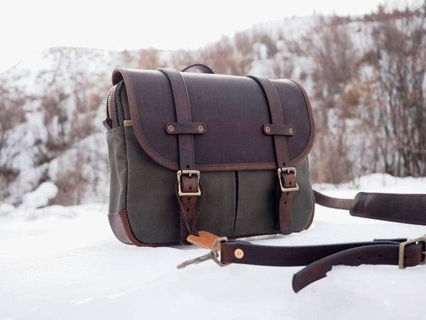 Field Bag in Dry Wax Pine Twill/Urban Brown Phoenix